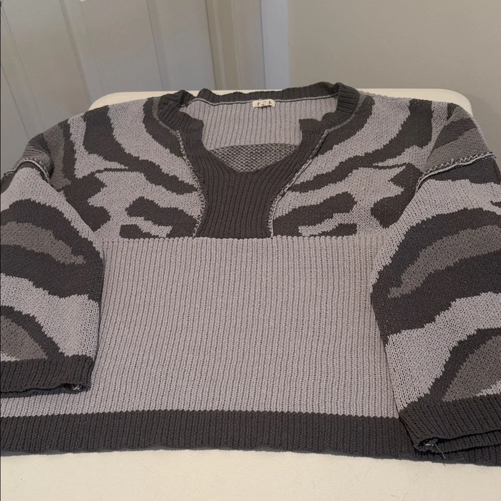 POL Charcoal & Light Gray Oversized Relaxed Boxy VNeck Sweater Medium - Picture 4 of 16